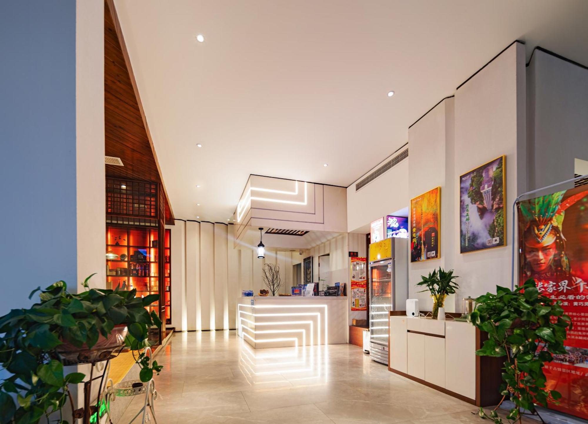 張家界武陵源北岸輕奢客棧 森林公園店 Hotel Zhangjiajie Buitenkant foto